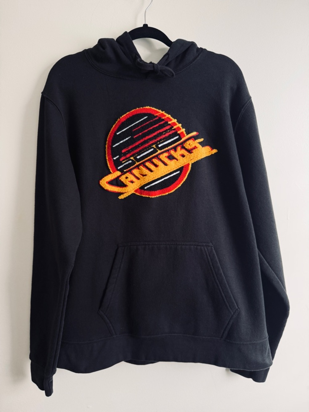 NHL Vancouver Canucks Flying Skate Black Pullover Hoodie